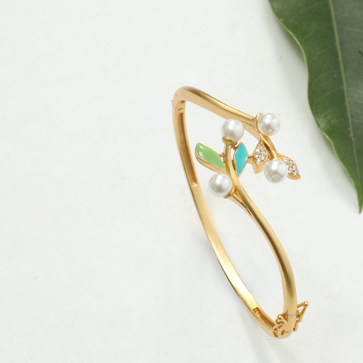 Eriha Pearl Delicate Green Leaf Bracelet